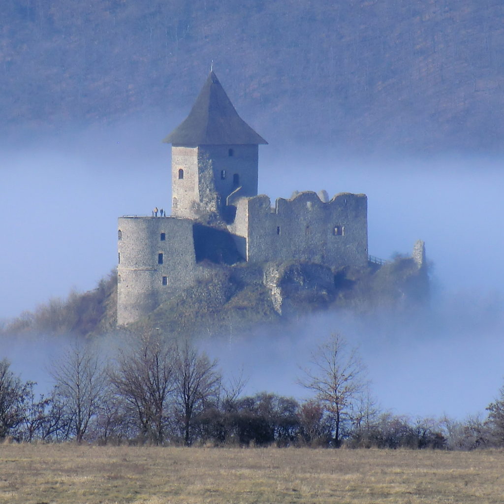Častým cieľom turistov v regióne je aj hrad Šomoška. Foto - Roland Kovács